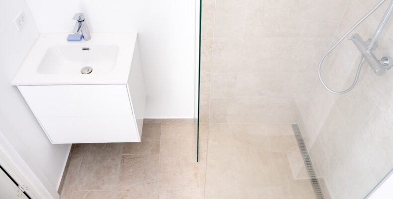 Gør det selv eller få hjælp? Overvej disse ting før badeværelsesrenovering