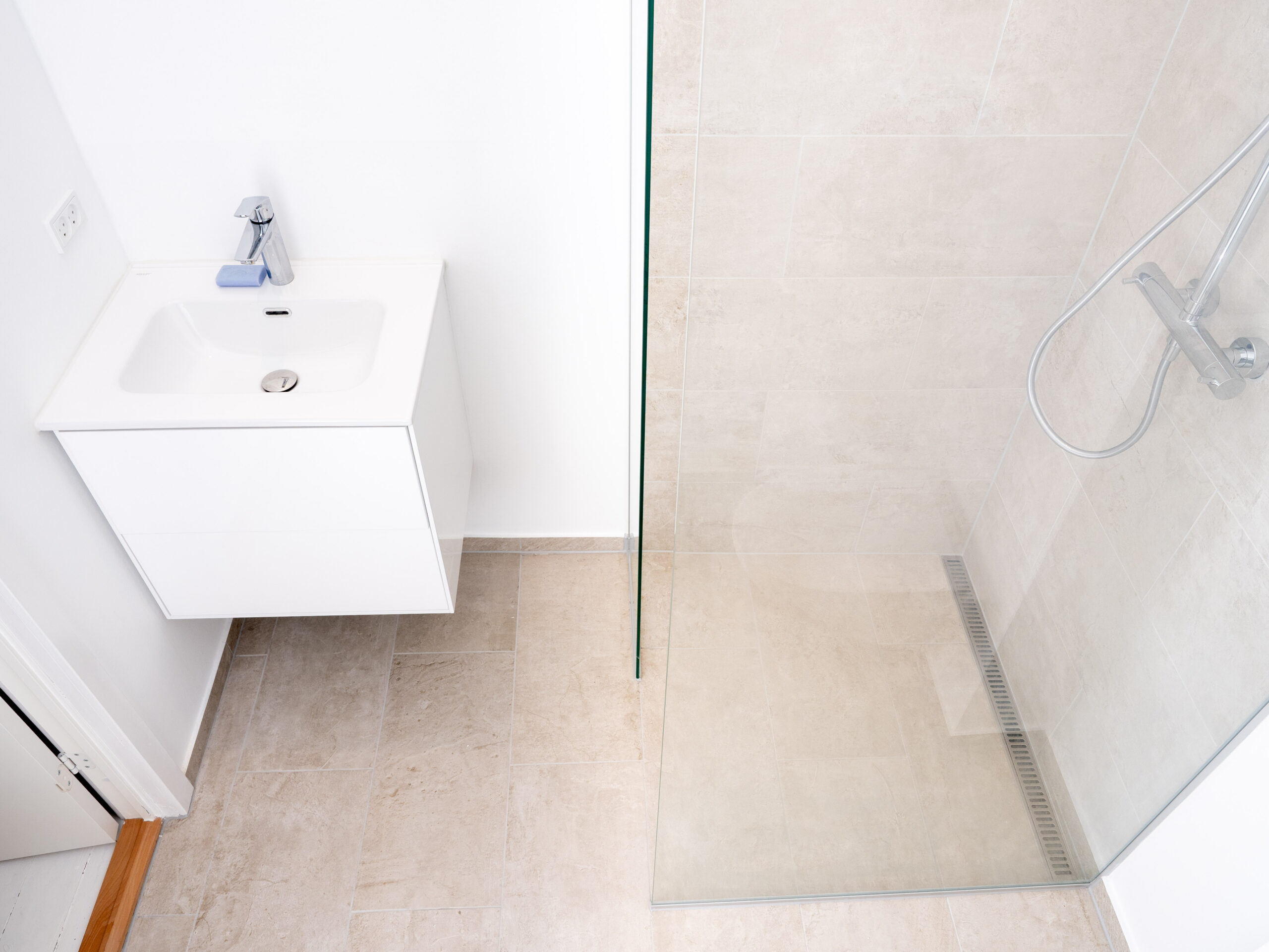 Gør det selv eller få hjælp? Overvej disse ting før badeværelsesrenovering