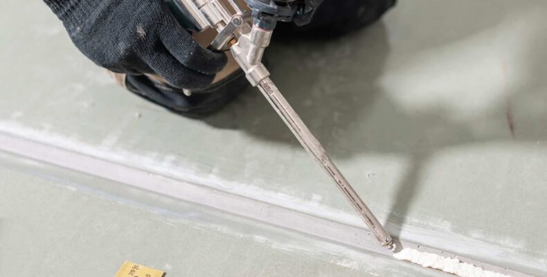 Trænger boligen til nye fuger? Her er alt, du skal vide om at vælge den rette fugemand