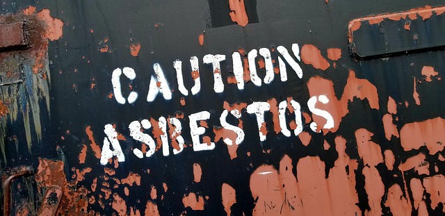 Få styr på reglerne: Må man selv fjerne asbest tag i Danmark?